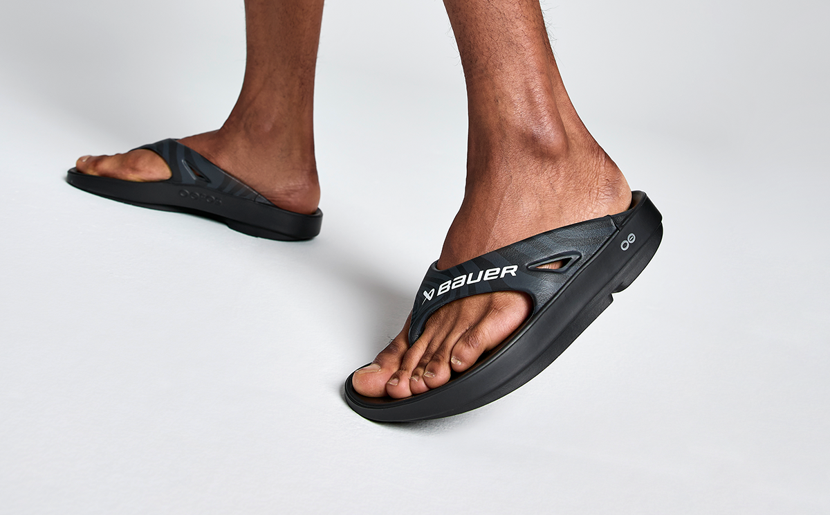 BAUER/OOFOS Men's OOriginal Sport Sandal – Black Asphalt model posing in studio | lifestyle