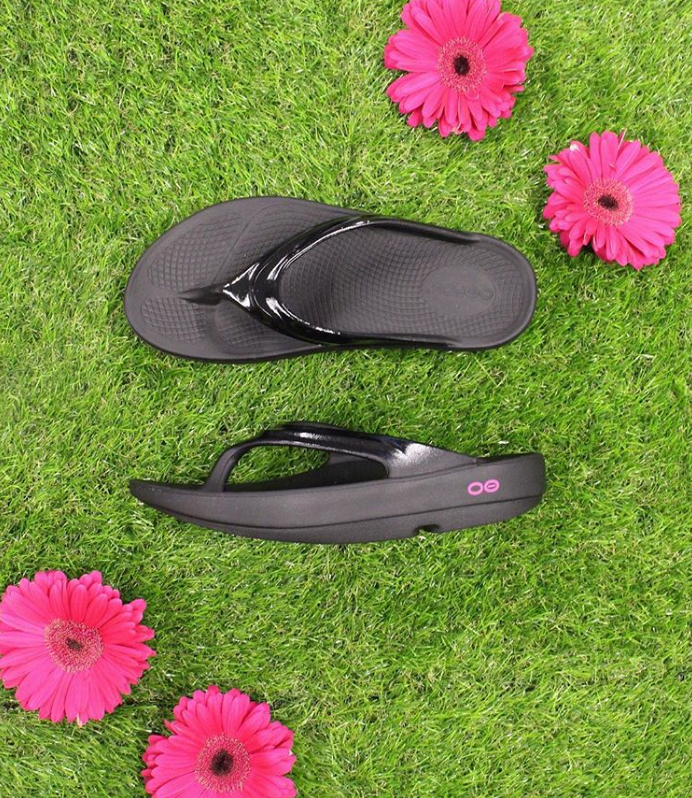 Pink oofos sandals hot sale