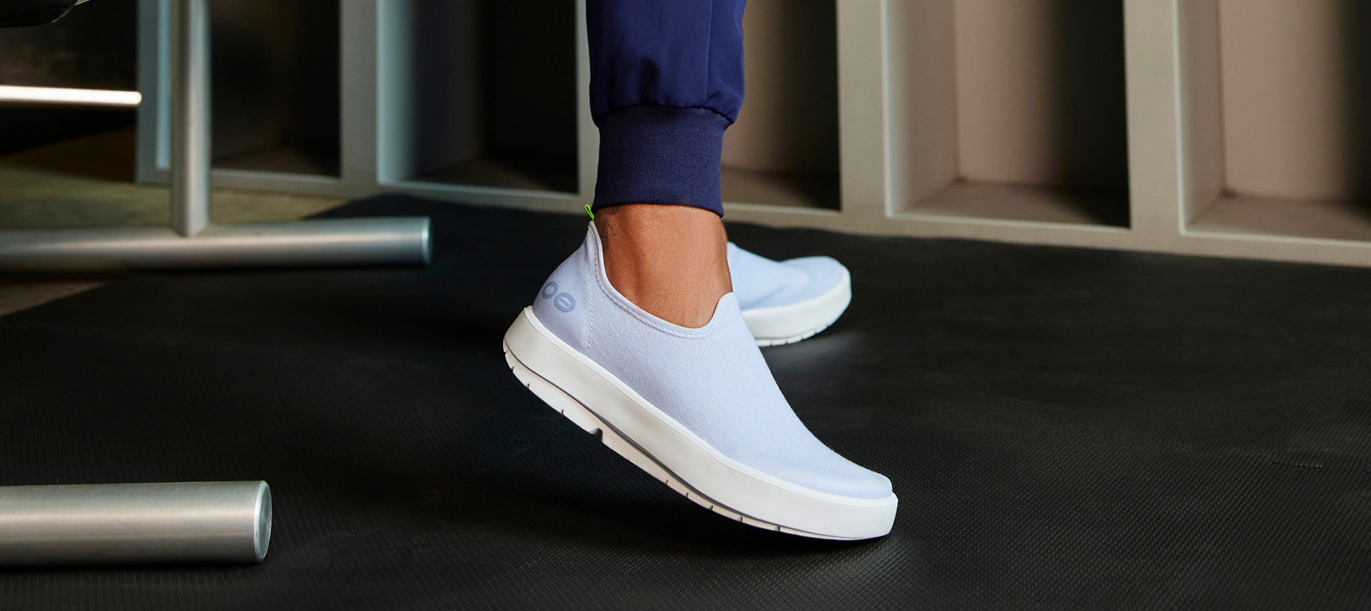 ◆OOFOS◆ 5082 OOMG EEZEE TAUPEWHITE M OOMG EEZEE TAUPEWHITE Men's OOmg eeZee Low Shoe - White Checker (FINAL SALE) – OOFOS