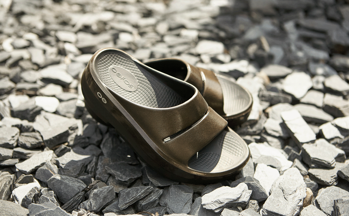 ウーフォス OOmega OOahh Luxe(Titanium Mirror) Women's OOmega OOahh Stacked Sandal - Titanium Mirror – OOFOS