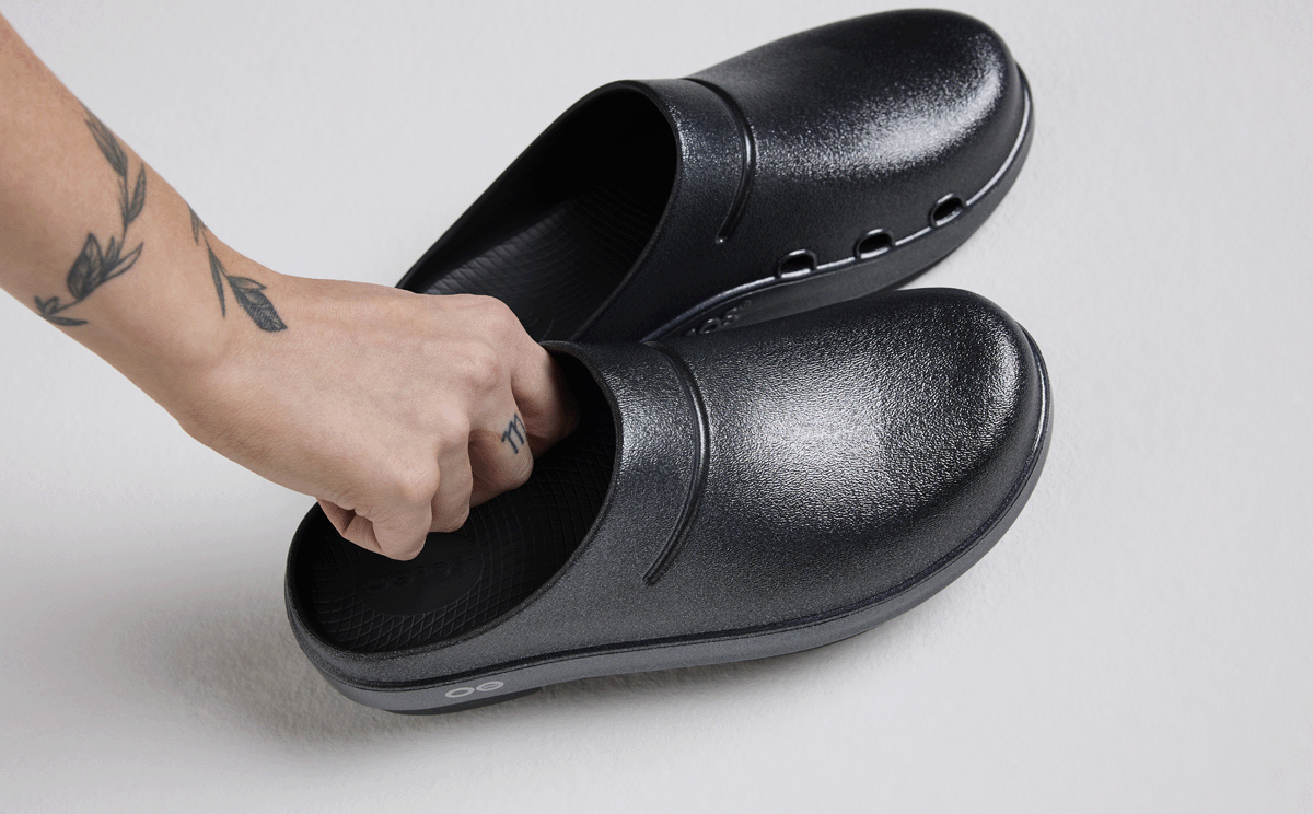 ワッフ OOFOS Clog ブラック EU 40 Women's OOcloog Luxe Clog - Black Sparkle – OOFOS