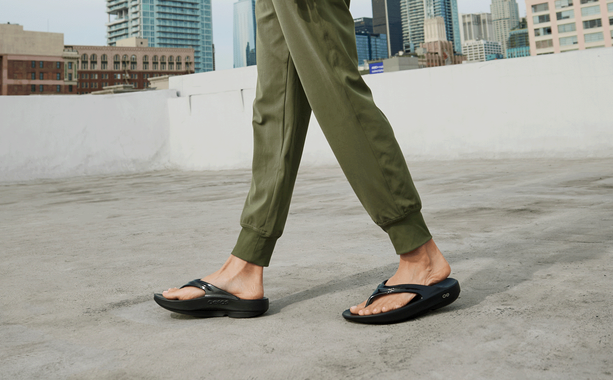 Women's OOlala Black Sandal – OOFOS Women's OOlala Black Sandal – OOFOS