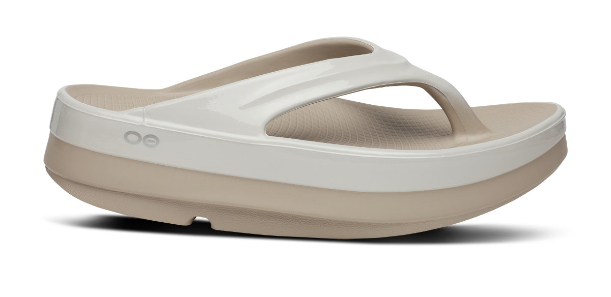 ★送料関税込み【OOFOS】OOlala Stacked Sandal Women's OOmega OOlala Stacked Sandal - Fog – OOFOS
