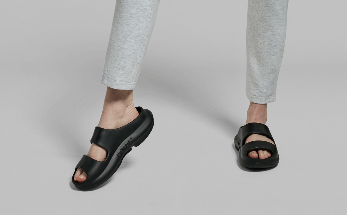 【kkkkk】OOFOS Ooyea Women's OOyea Slide Sandal - Black – OOFOS