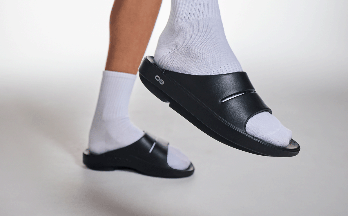 靴 zc OOFOS OOAHH UNISEXBLACKM7/W9/EU 40 Women's OOahh Black Slide Sandal – OOFOS
