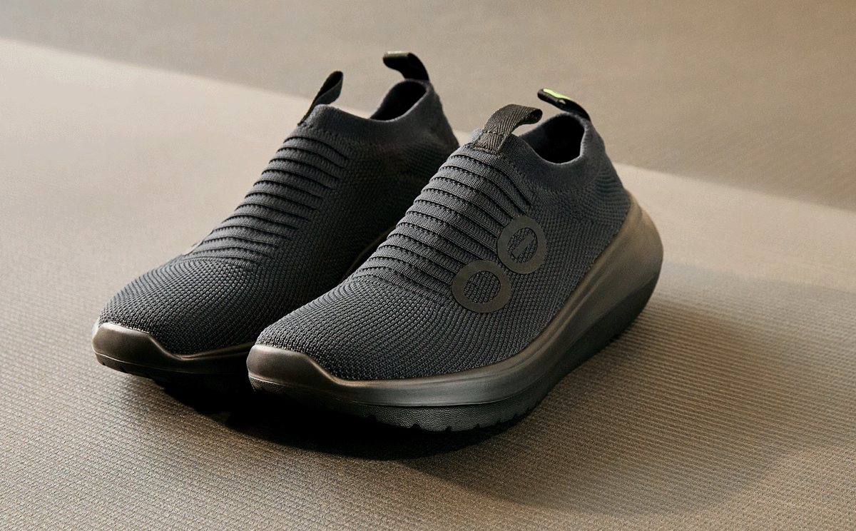Women's OOmy Zen - Black close up of shoes on workout floor | lifestyle