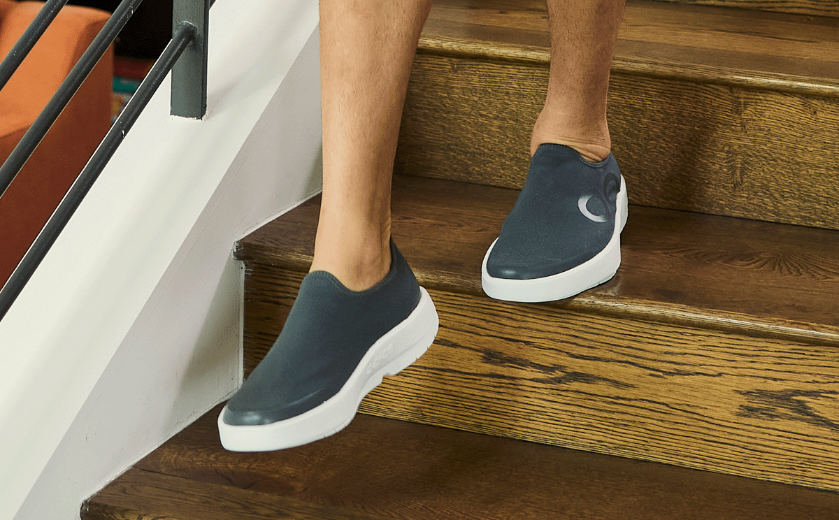 注目ブランド!! 新作♪ ◆OOFOS◆ MEN'S OOMG EEZEE LOW SHOE Men's OOmg eeZee Low Black Shoe – OOFOS