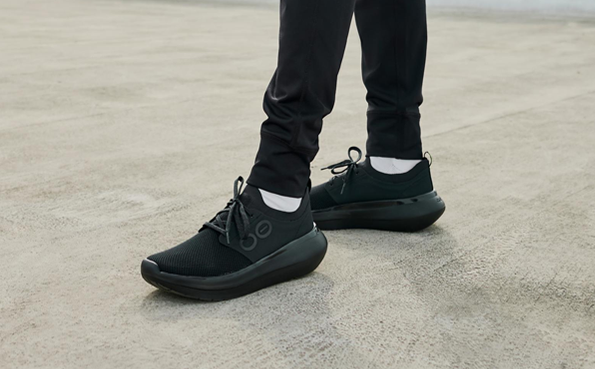 Men's OOmy Stride - Black model standing outside | lifestyle