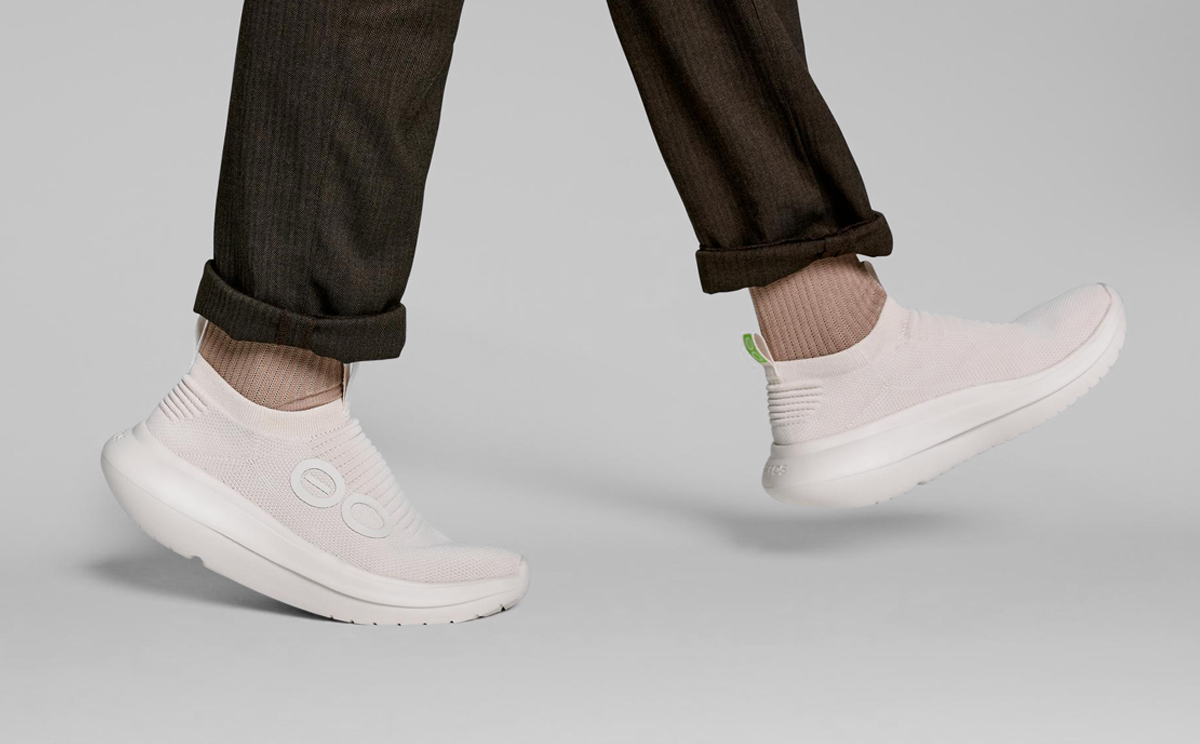 Men's OOmy Zen - Chalk model walking in studio | lifestyle