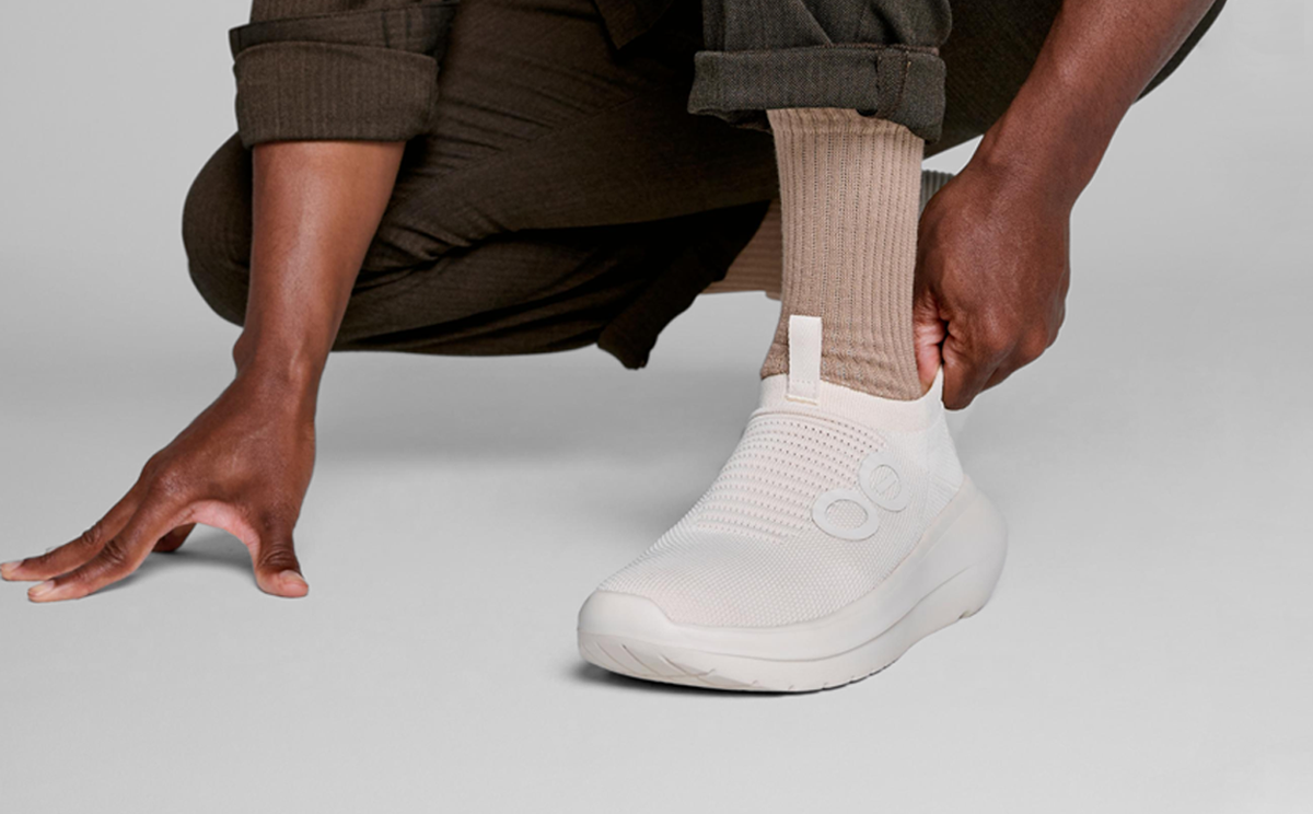 Men's OOmy Zen - Chalk model adjusting sock in studio | lifestyle