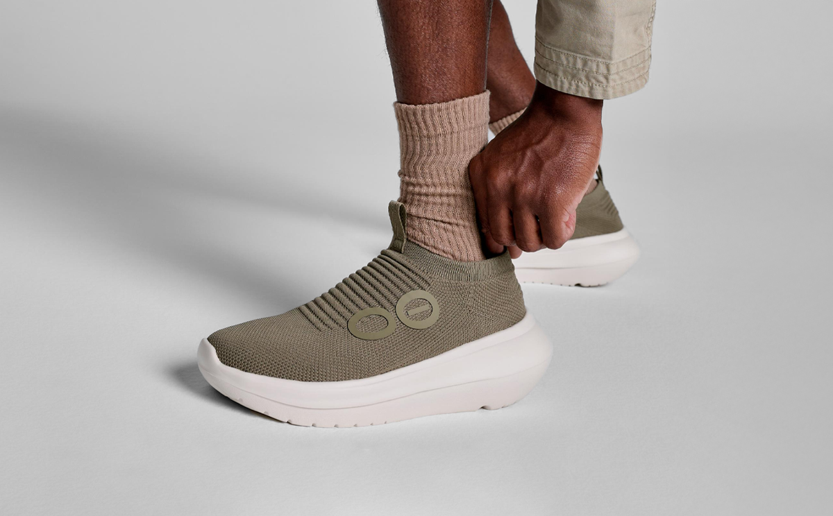 Men's OOmy Zen - Foliage model adjusting shoe in studio | lifestyle