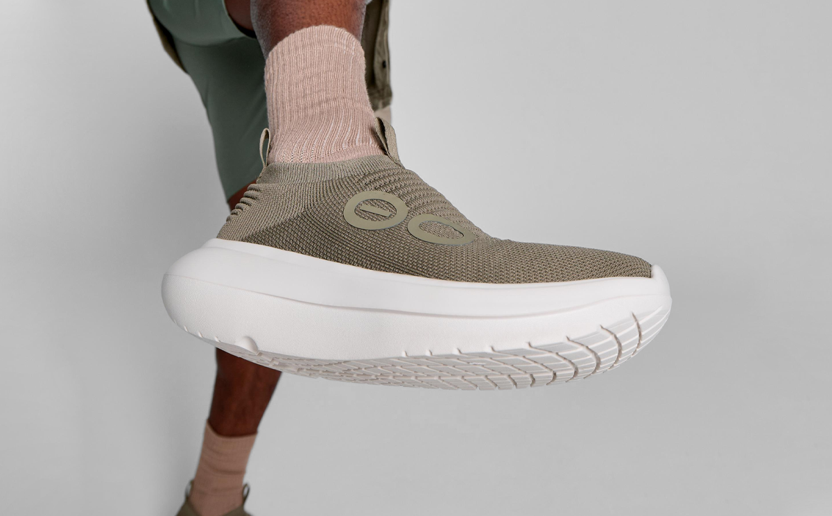 Men's OOmy Zen - Foliage close up of models shoe in studio | lifestyle
