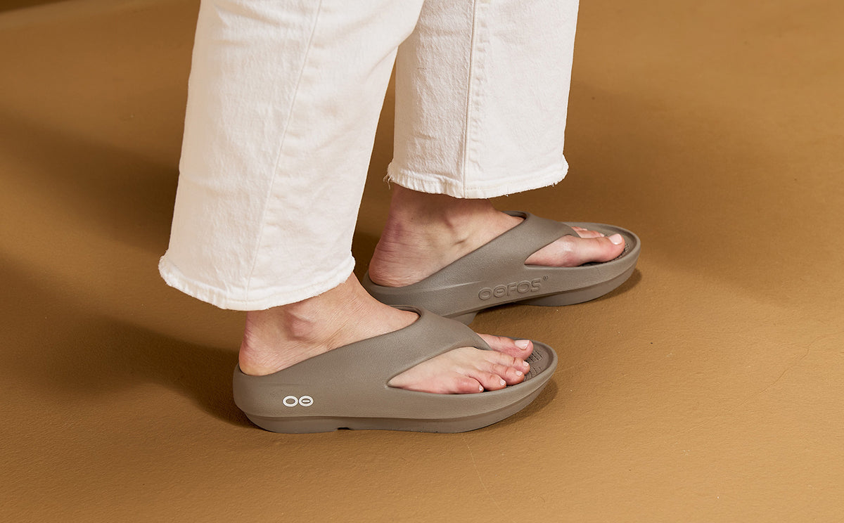 新品 OOFOS　OOriginal PLUS Women's OOriginal PLUS Sandal - Driftwood – OOFOS