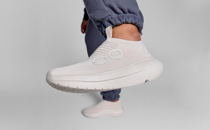 Women's OOmy Zen - Chalk side close up of shoe on model in studio | lifestyle