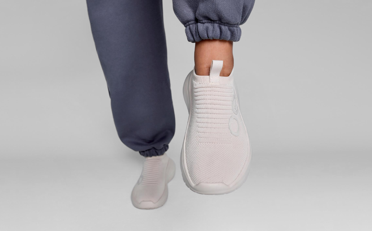 Women's OOmy Zen - Chalk front view of shoe on model in studio | lifestyle