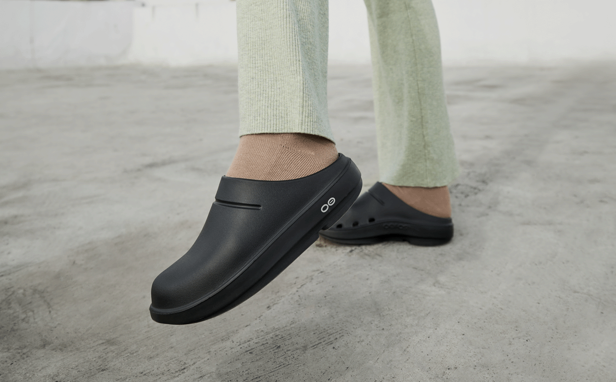 Women's OOcloog Black Clog – OOFOS Women's OOcloog Black Clog – OOFOS
