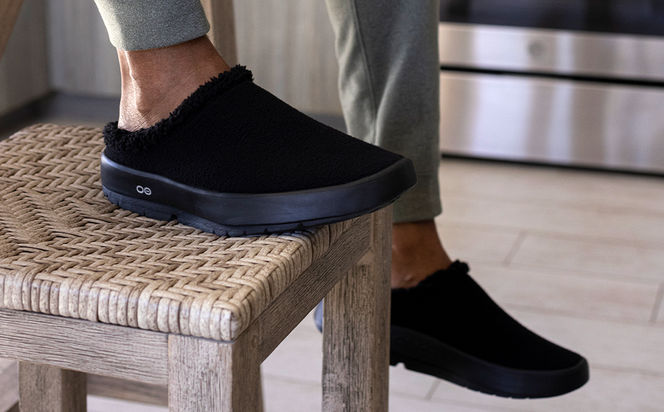 Men s OOcoozie Mule Black OOFOS