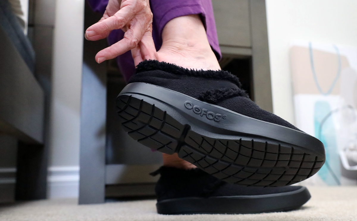 Women's Oocoozie Low Black Shoe – OOFOS Women's Oocoozie Low Black Shoe – OOFOS